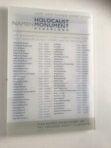 Namenlijst van Joodse slachtoffers onthuld in de Weesper synagoge / Bernhard Cohen sjoel